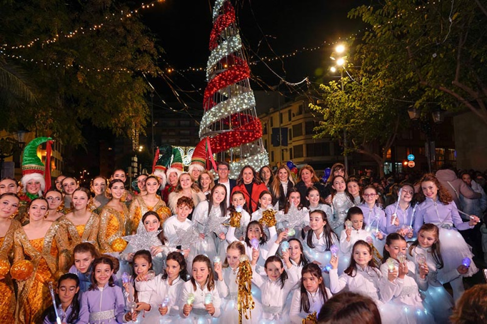 Una multitudinària festa d’encesa de l’arbre inicia la campanya “Ontinyent Il·lusiona”