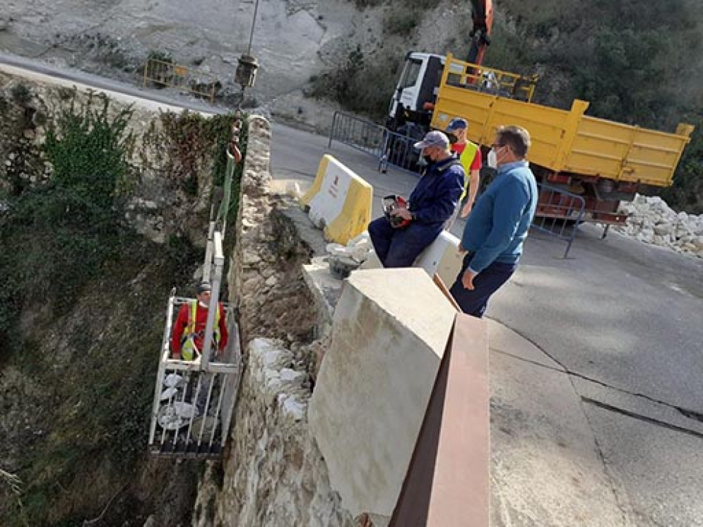 Ontinyent repara els murs de pedra de l’accés al Pont de la Costa del SXVIII