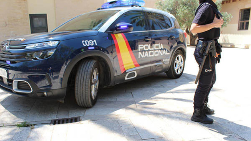 La Policía Nacional detiene en Ontinyent a un hombre después de atacar con una hacha el vehículo con su expareja con sus hijas dentro