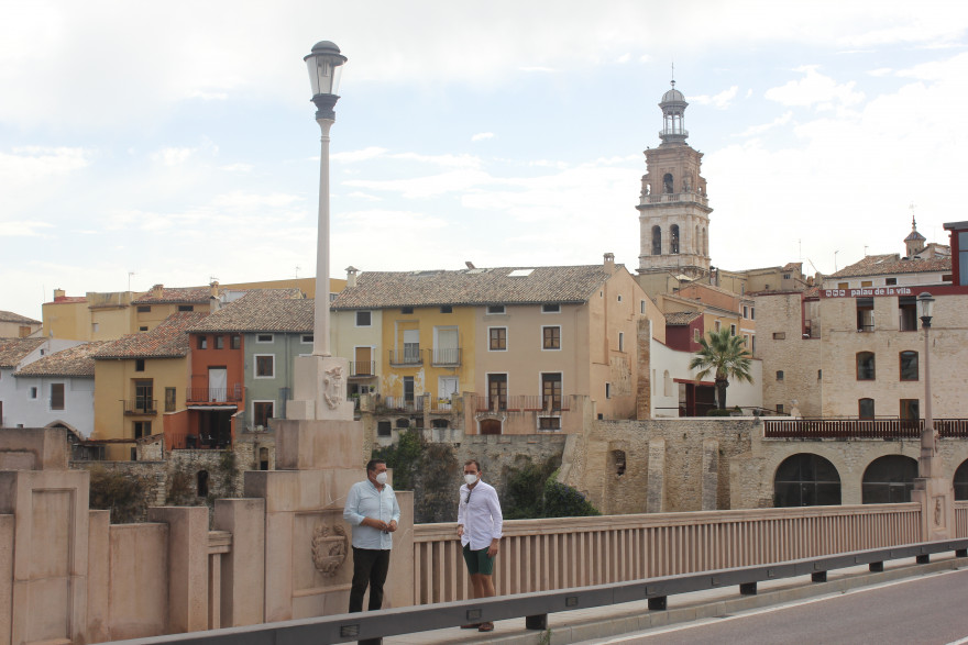 Ontinyent finalitza les obres de reposició dels fanals artesanals danyats al Pont de Santa Maria