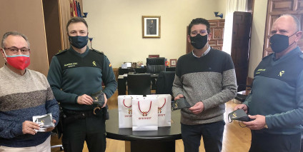 L’Ajuntament lliura a la Guàrdia Civil d’Ontinyent 100 mascaretes premium elaborades al Clúster Tèxtil Sanitari